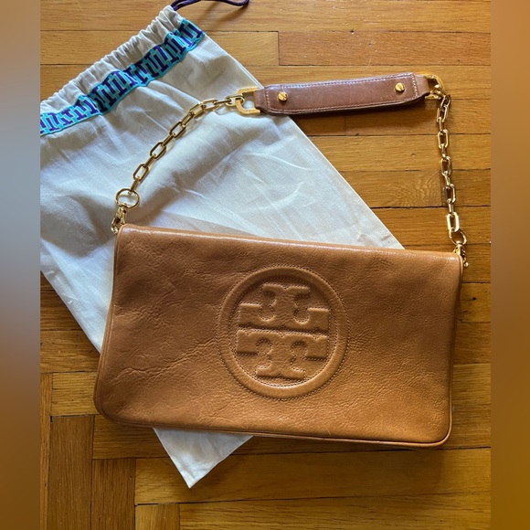 Tory Burch Handbags - EUC Tory Burch Tan Leather Bombe Reva Clutch Purse